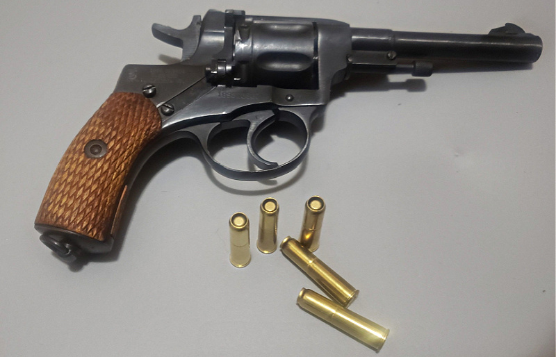 Nagant M1895 revolver with 7.62x38R rounds