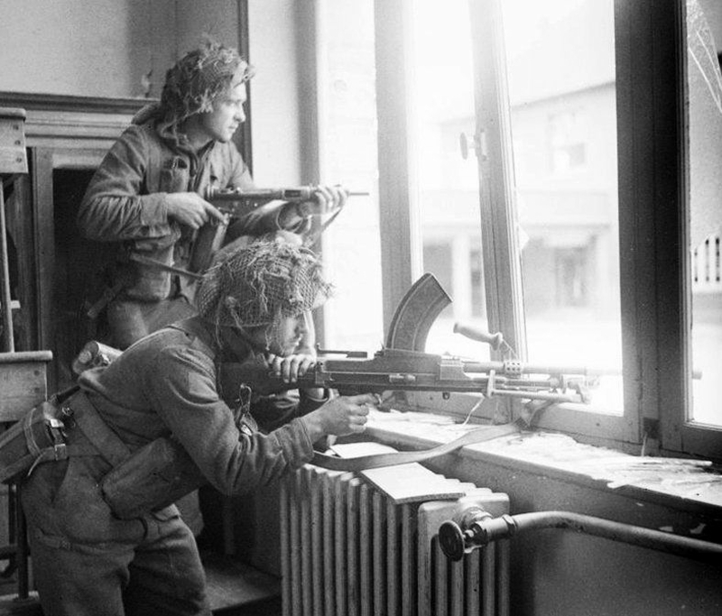 British soldiers with a STEN Mk II and a BREN light machine gun.