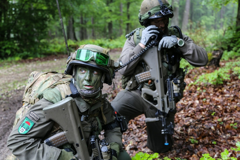 Steyr AUG-armed Austrian soldiers. (7th Army Joint Multinational Training Command)