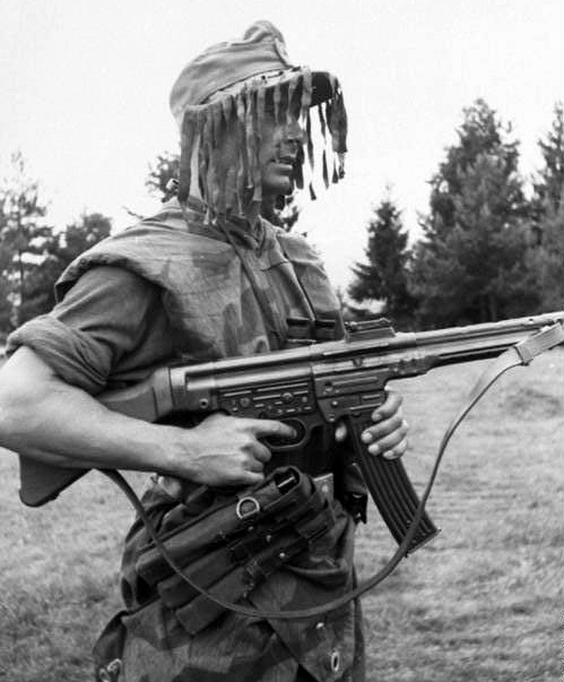 A German soldier with his Sturmgewehr 44. (Bundesarchiv)