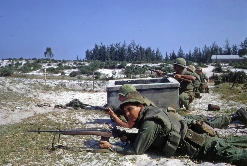 The US Army chose tradition over evidence by choosing the M-14 battle rifle over a true assault rifle. Vietnam exposed this error, though the M-14 continued to serve in some capacities, as in this photo from the 1968 Tet Offensive. (National Archives)